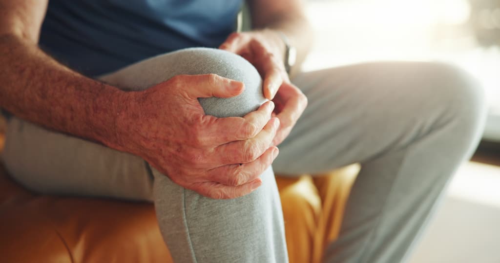 Man holding knee